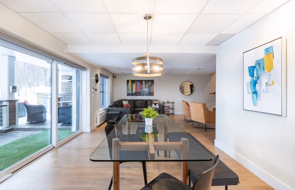 Aire ouverte du gîte : coin repas, salon et cuisine en enfilade